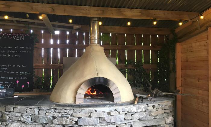 Tucked beside the cottages, our outdoor pizza oven brings smoky flavour and hands-on fun to your stay. Fire it up for DIY pizza nights— & gather aroun
